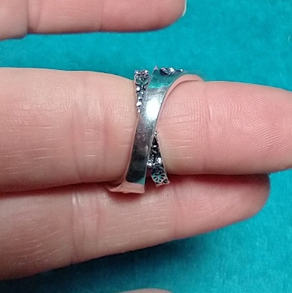 Silvertone black stone ring decorative intricate large - Picture 3 of 4